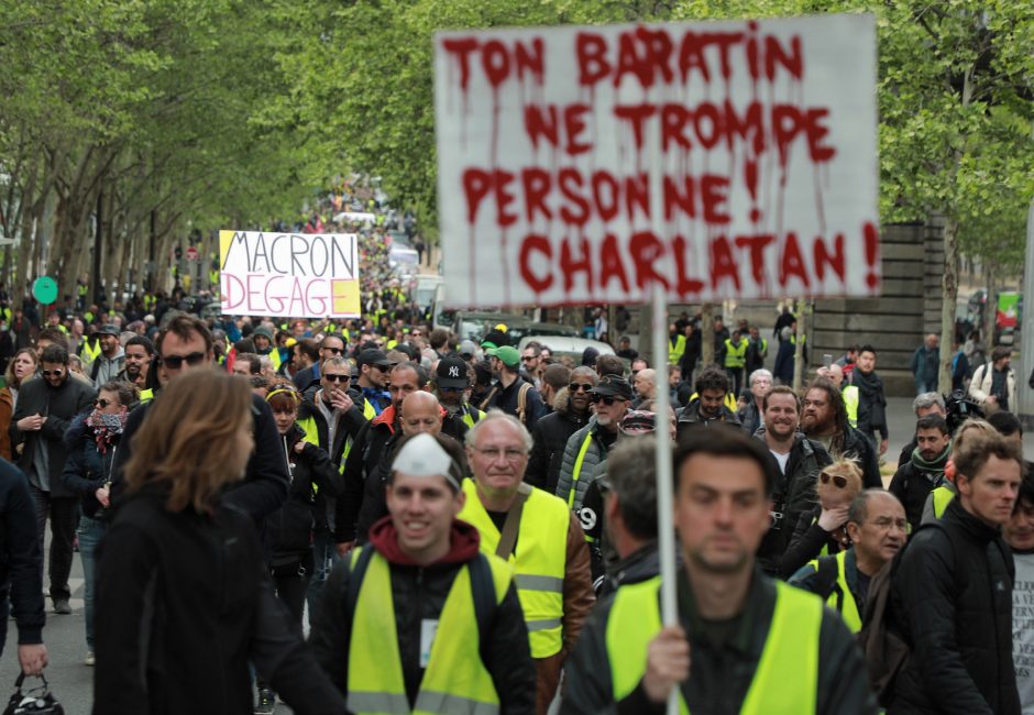 Dar vienoje protesto akcijoje Paryžiuje dalyvauja šimtai „geltonųjų liemenių“