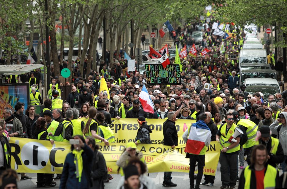 Dar vienoje protesto akcijoje Paryžiuje dalyvauja šimtai „geltonųjų liemenių“