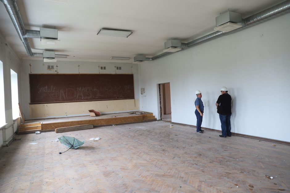 Statybininkai kuria naujas erdves pradinei mokyklai Raudondvaryje