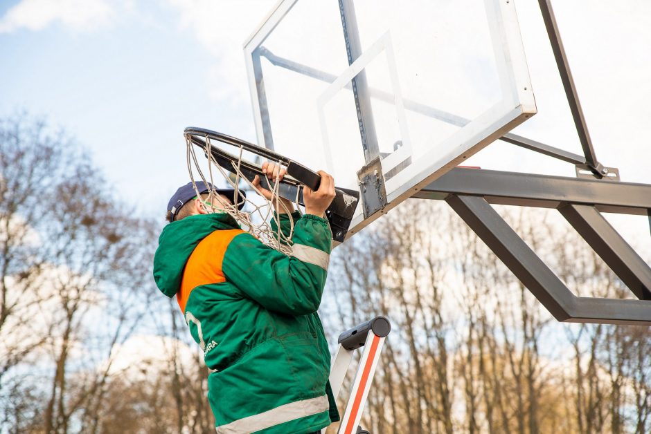 Stebisi: krepšinio treniruotės vyksta be jokių apsaugų, o šeimoms žaisti negalima