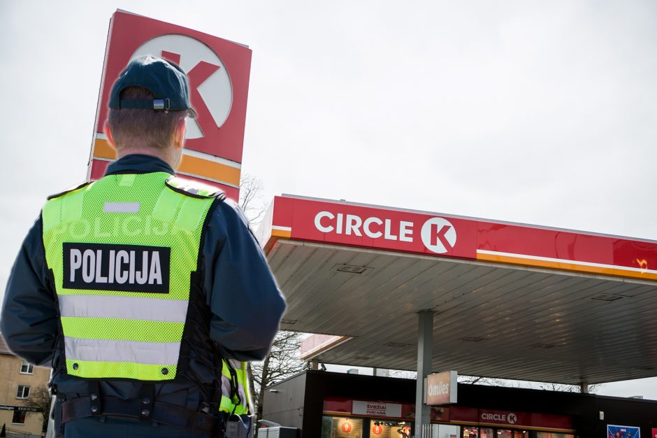 Kruvinas konfliktas Kauno „Circle K“: policininkui peiliu perdurtas pilvas, ranka