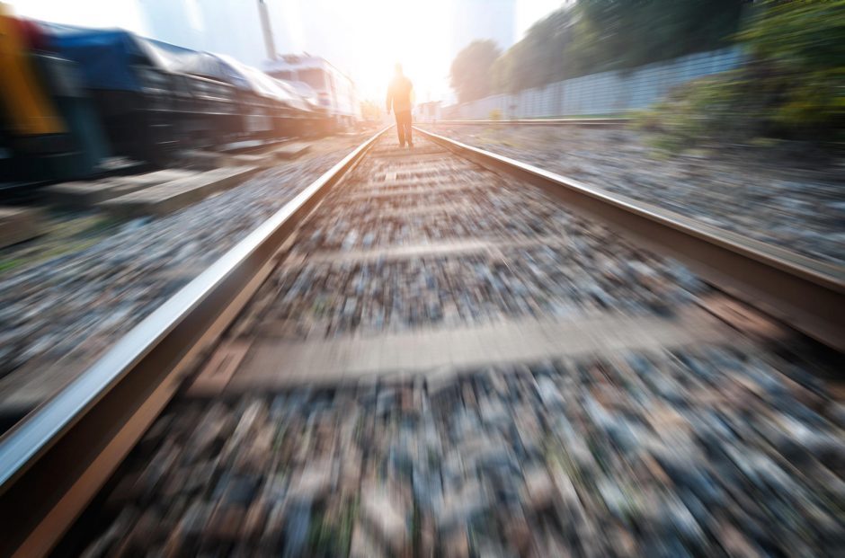 Tragedija Kretingos rajone: traukinys mirtinai traumavo ant bėgių gulėjusį 14-metį