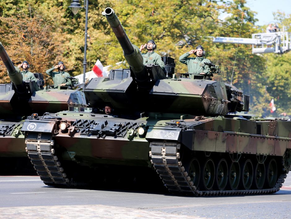 Lenkija į NATO batalioną Latvijoje siųs tankų kuopą