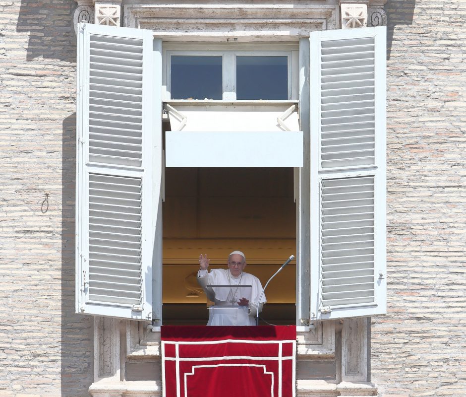 Prieš kelias savaites operuotas popiežius pasirodė Vatikano rūmų lange 