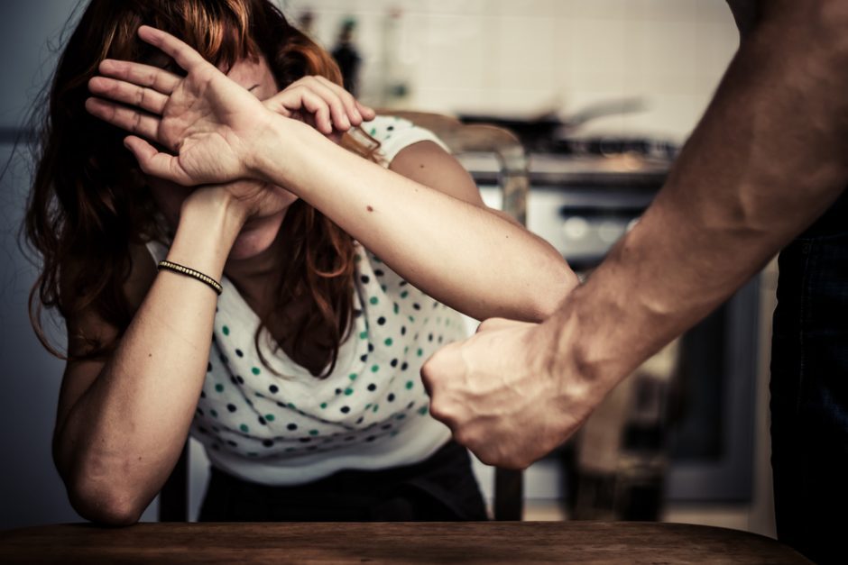 Stipriai apgirtusiam tėvui – įtarimai smurtu prieš paauglę dukrą