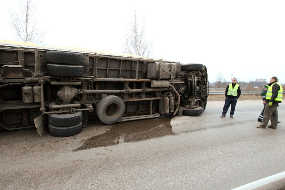 Per plauką nuo tragedijos: Kalvarijos savivaldybėje apvirto dujas vežęs vilkikas