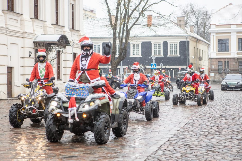 Kauno gatves vėl užpildys ratuoti Kalėdų Seneliai – žada ir staigmenų!
