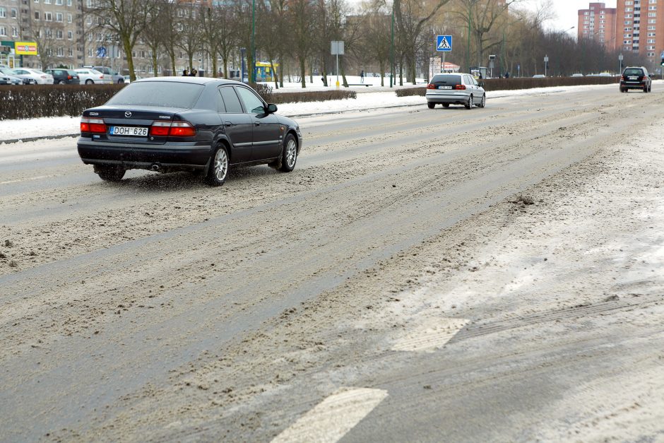 Magistraliniai keliai sausi, o rajoninius dengia sniegas, jie slidūs