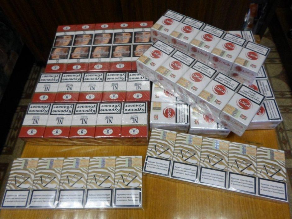 Tauragės pareigūnai iš apyvartos išėmė 9 699 cigarečių pakelius ir 76 litrus spirito