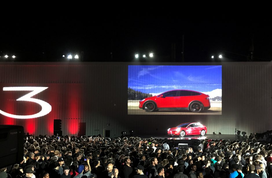 „Tesla“ ima tiekti automobilius „Model 3“ masėms