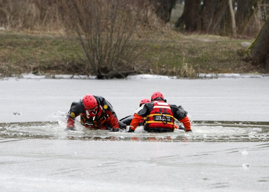 Kuršių marių ledas pavojingas – du žvejai įlūžo, vienas pasipriešino pasieniečiams