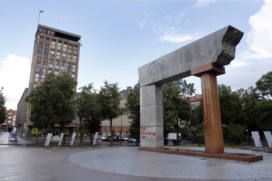 Klaipėdos centre pusamžis vyras aprašinėjo paminklą