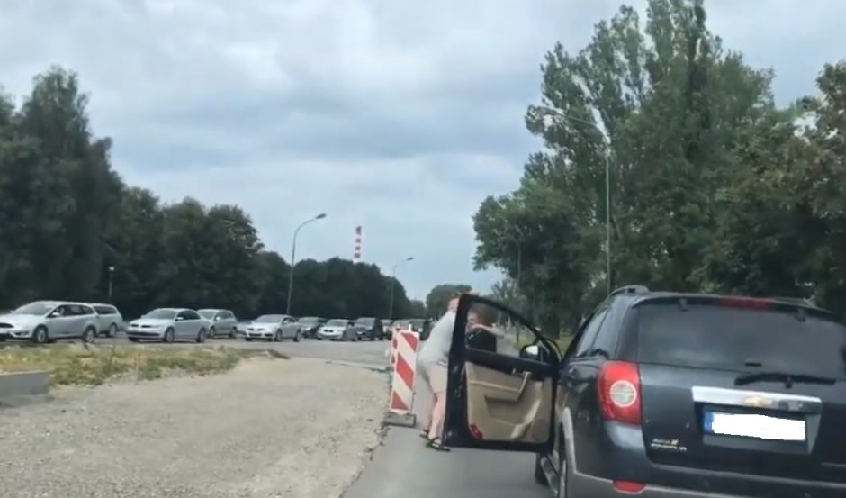 Vairuotojai gatvėje stebėjo dviejų vyrų muštynes (vaizdo įrašas)
