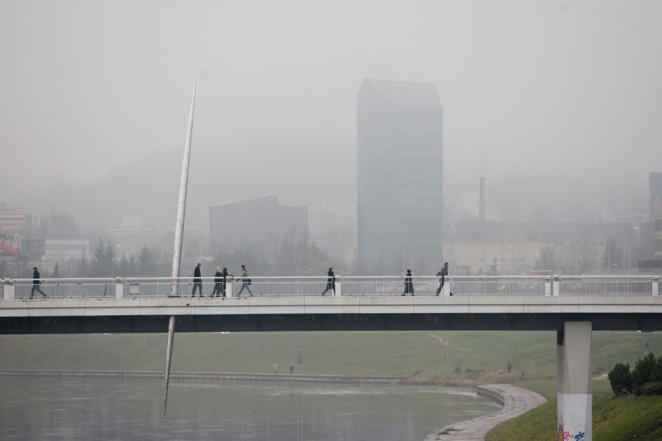 Vilniuje nuo Baltojo tilto norėjo nušokti žmogus