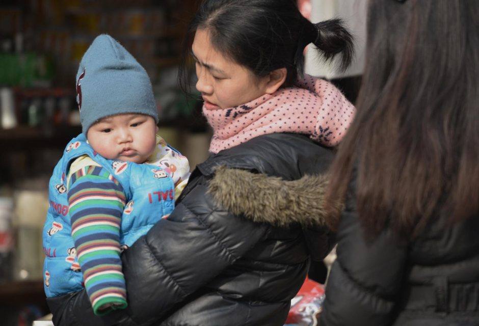 Kinija oficialiai sušvelnino „vieno vaiko“ politiką