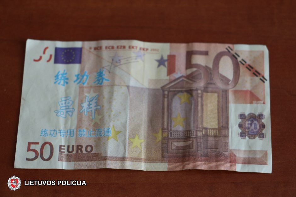 Atsargiai: platinami netikri eurai su kiniškais rašmenimis