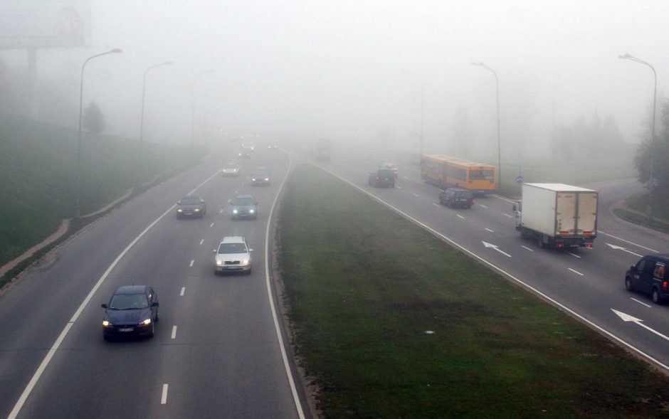 Šiaurės ir šiaurės rytų Lietuvoje eismo sąlygas sunkina rūkas