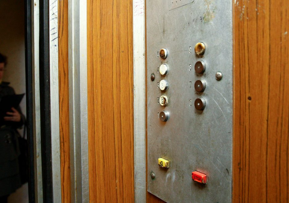 Nelaimė Vilniuje: į lifto šachtą įkrito mergina