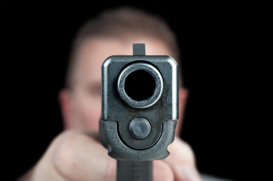 Po linksmybių – agresija: vyras aplinkiniams grasino pistoletu