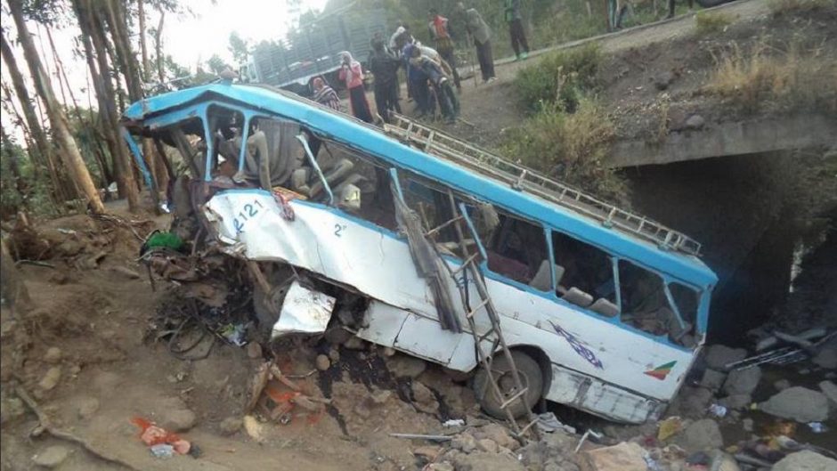 Etiopijoje nuo skardžio nulėkus autobusui žuvo 38 žmonės