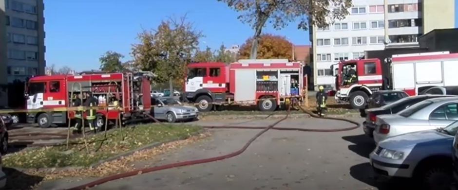 Per gaisrą Vilniuje vyrui teko lipti į kaimynų balkoną