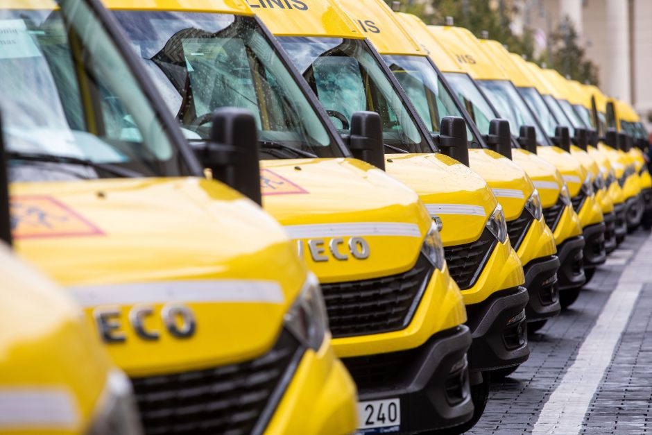 Savivaldybėms perduoti 25 geltonieji autobusiukai