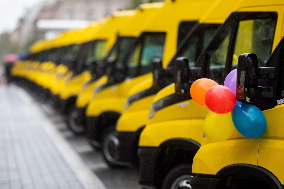 Savivaldybėms perduoti 25 geltonieji autobusiukai
