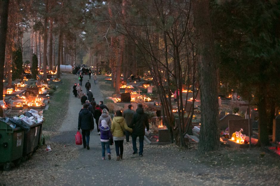 Vilnius kviečia Vėlinių dienomis kapines lankyti saugiai