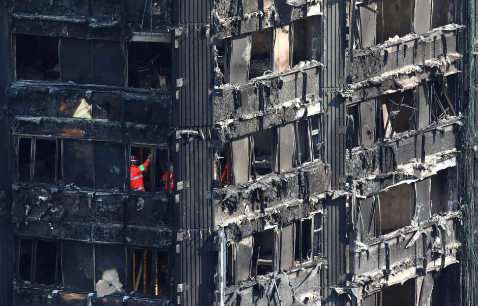 Londono daugiabučio gaisro aukų skaičius išaugo iki 79