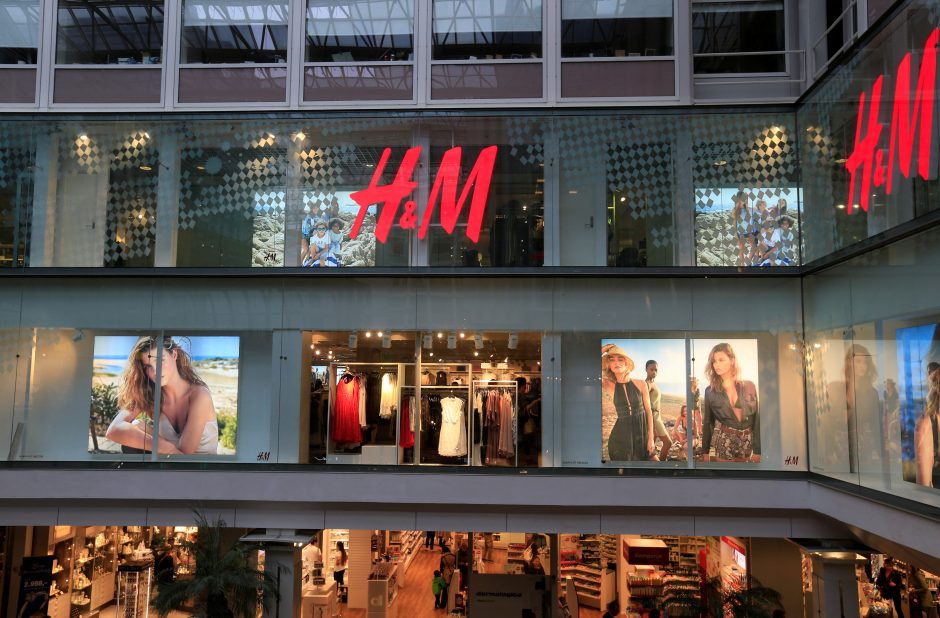 Drabužių perdirbimą skatinantis tinklas „H&M“ pakliuvo į skandalą