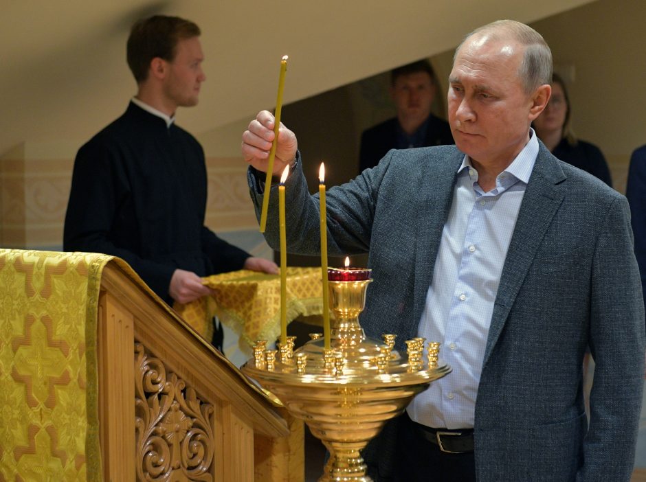 Rusijai švenčiant stačiatikių Kalėdas V. Putinas iššovė iš pabūklo