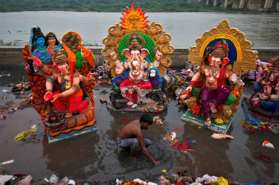 Indijoje per hinduistų apeigas nuskendo daugiau kaip 30 maldininkų