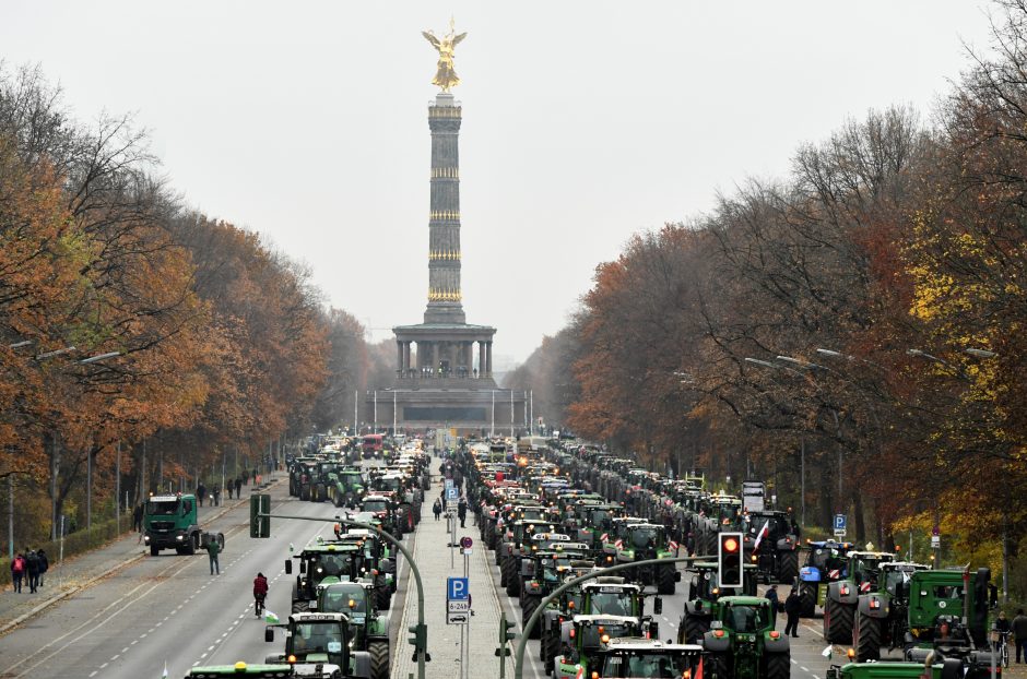 Tūkstančiai ūkininkų į protestą Berlyne suvažiavo traktoriais