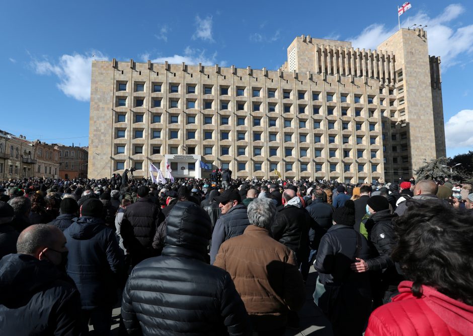 Sakartvele po opozicijos lyderio arešto protestuoja tūkstančiai žmonių