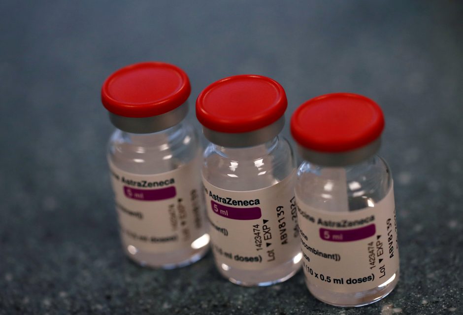 Švedija laikinai sustabdė skiepijimą „AstraZeneca“ vakcina