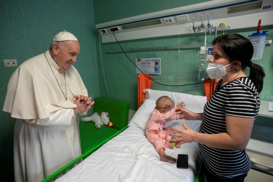 Popiežius Vatikano ligoninėje aplankė ukrainiečius vaikus