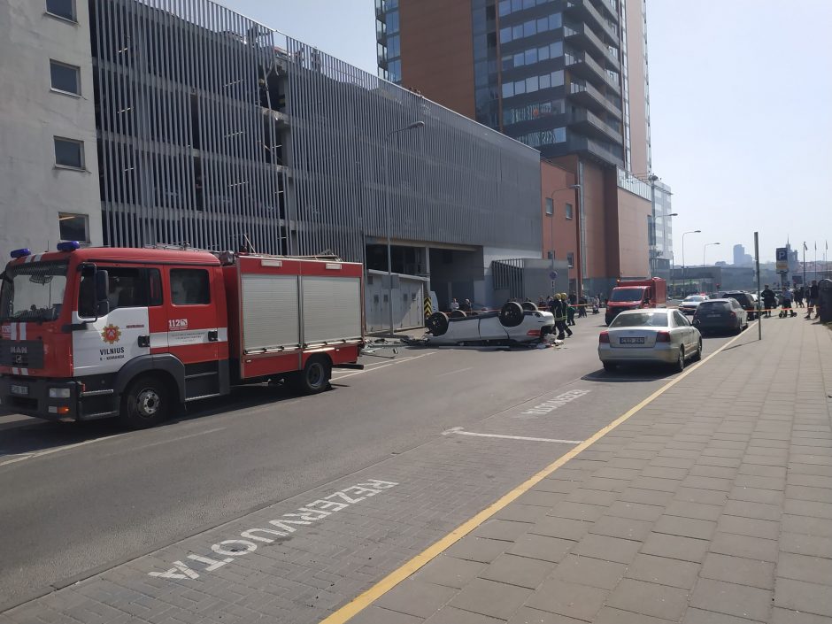 Iš „Europos“ prekybos centro aikštelės iškrito automobilis: nukentėjo vairuotoja