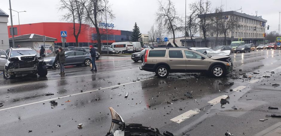 Masinė avarija Šiauliuose: susidūrė trys automobiliai, buvo prispaustas žmogus