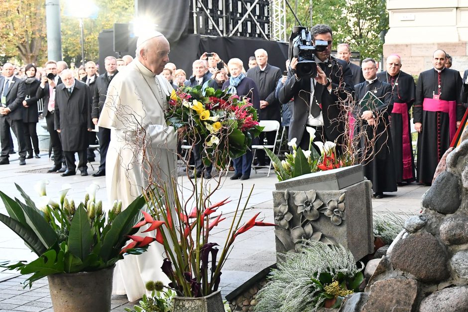 Popiežius Vilniuje pagerbė nacių ir sovietų aukas