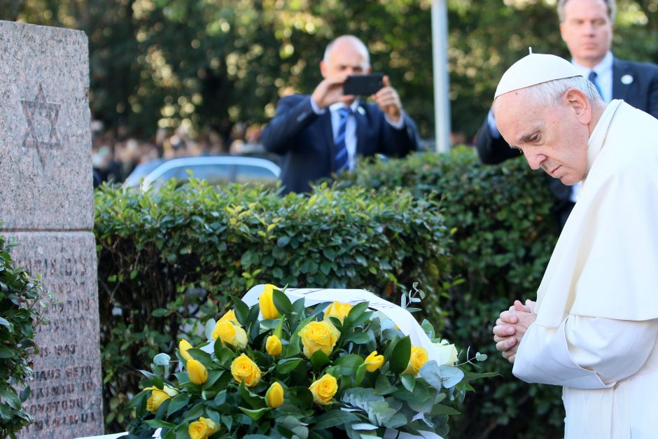 Popiežius Vilniuje pagerbė nacių ir sovietų aukas
