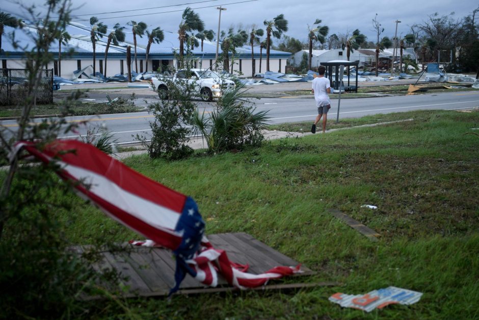 Floridos šiaurę talžęs uraganas slenka per JAV pietryčius