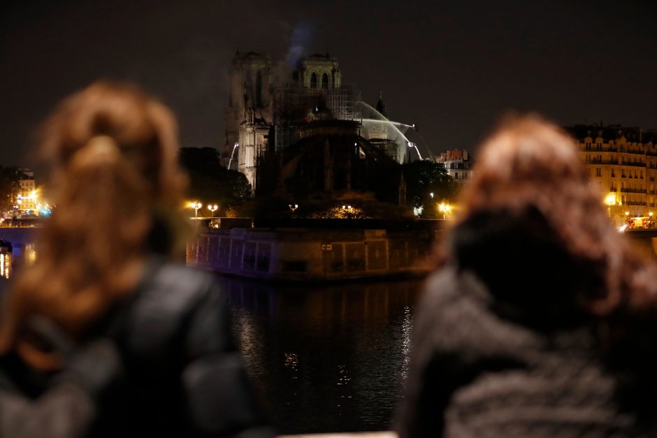 Paryžiaus Dievo Motinos katedrą nuniokojo didžiulis gaisras 
