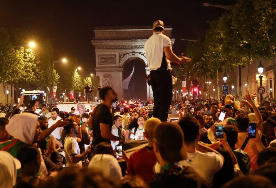 Prancūzijoje po futbolo aistruolių riaušių suimti 282 žmonės