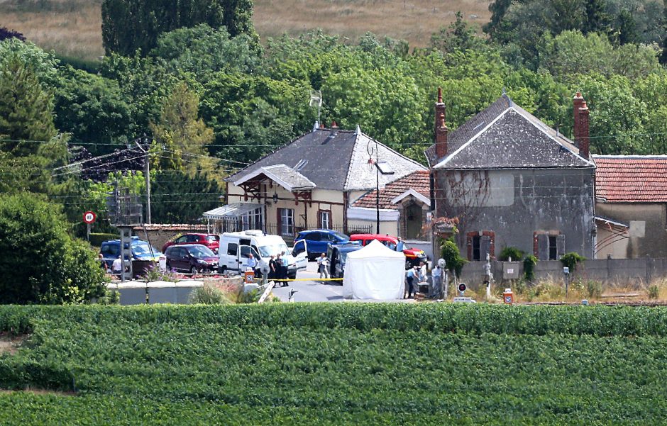 Prancūzijoje traukiniui įsirėžus į automobilį žuvo keturi žmonės