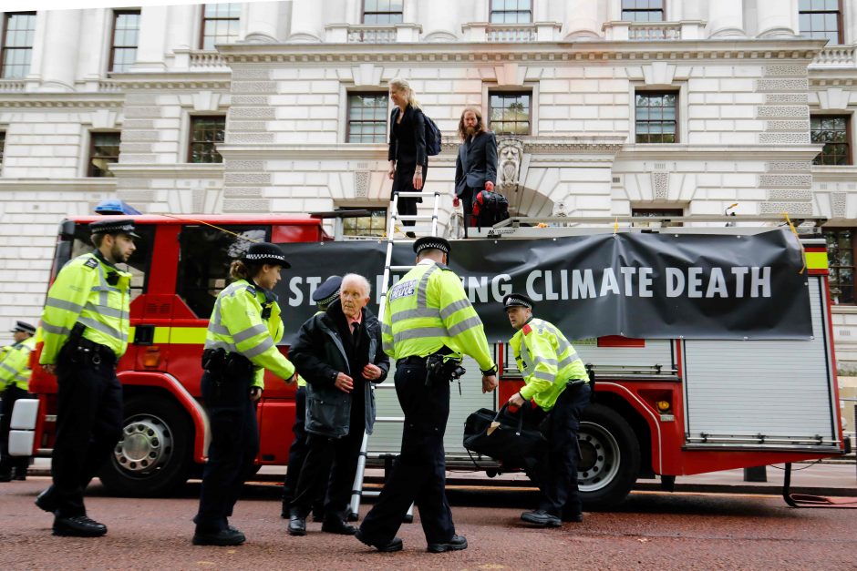 Aplinkosaugos aktyvistai aptaškė JK ministeriją netikru krauju