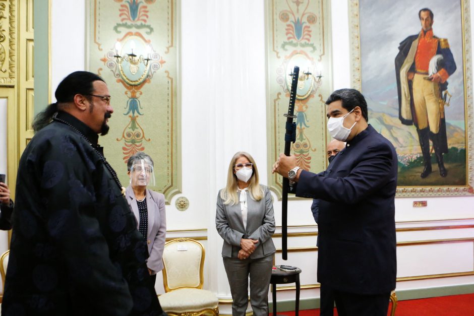 Veiksmo filmų žvaigždė S. Seagalas padovanojo Venesuelos prezidentui kardą