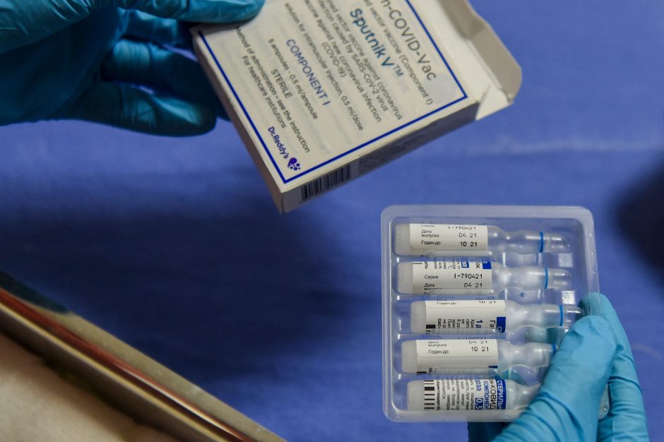 Rusija sako artimiausiu laiku neplanuojanti tvirtinti užsienietiškų vakcinų