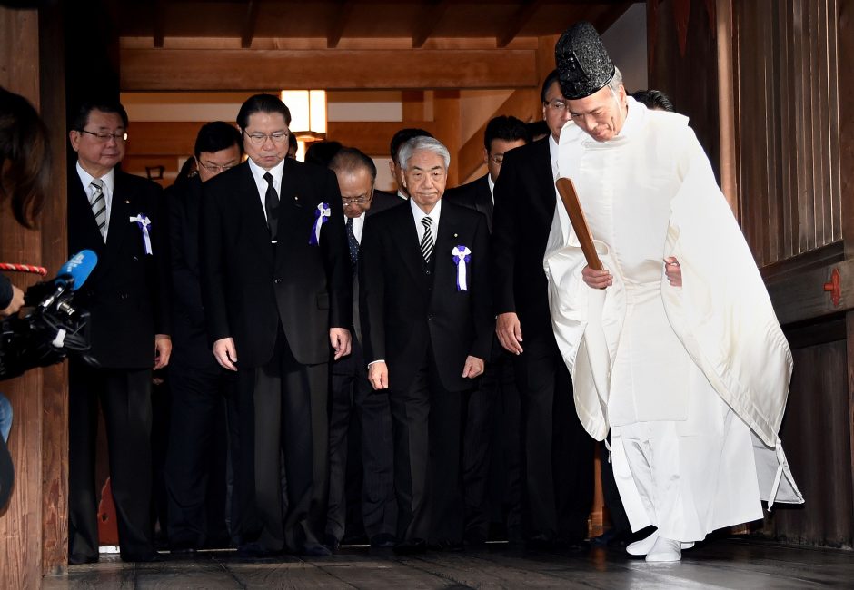 Japonijos įstatymų leidėjai apsilankė prieštaringai vertinamoje šventykloje