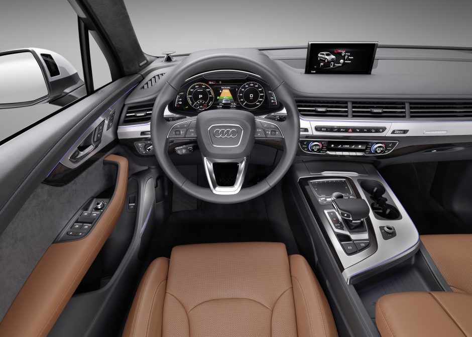 Pristatomas pirmasis iš tinklo įkraunamas hibridinis ,,Audi Q7 e-tron“ 