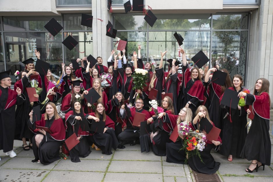 VDU absolventams gyvoje ceremonijoje buvo įteikti diplomai